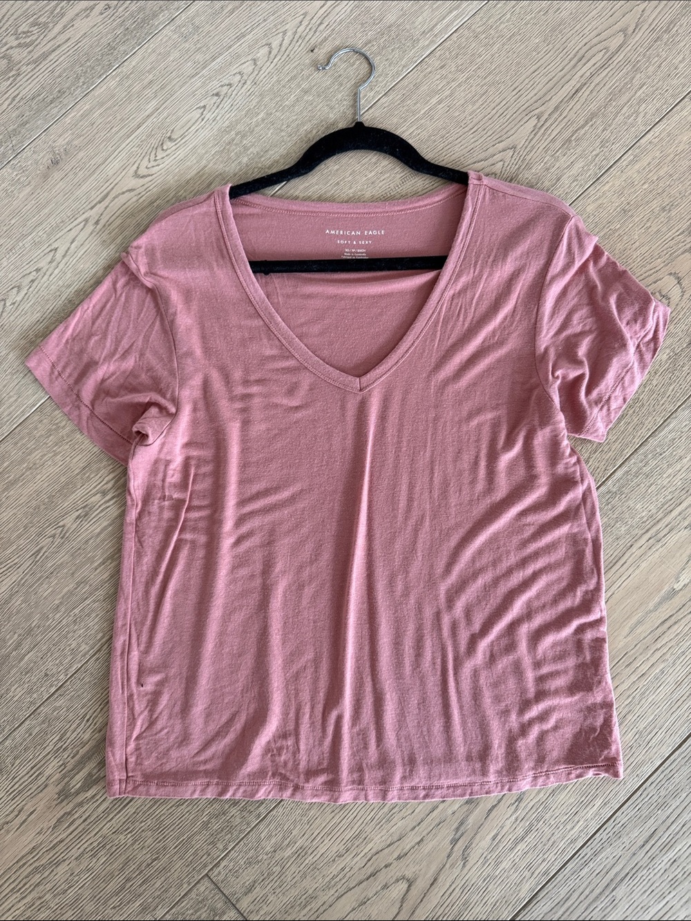 American Eagle Outfitters Women's V-Neck Tee in Dusty Rose